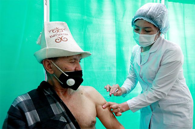 Мужчина  вакцинируется от COVID-19 российской вакциной «Спутник V» («Гам-КОВИД-Вак») в Центре семейной медицины № 6 в Бишкеке.