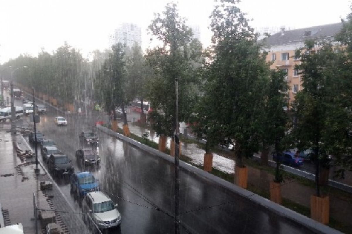 Воды течет на улицу. Ливень в Перми. Ливень в Перми сегодня. Дождь на улице в Перми. Пермь ливень 2018.