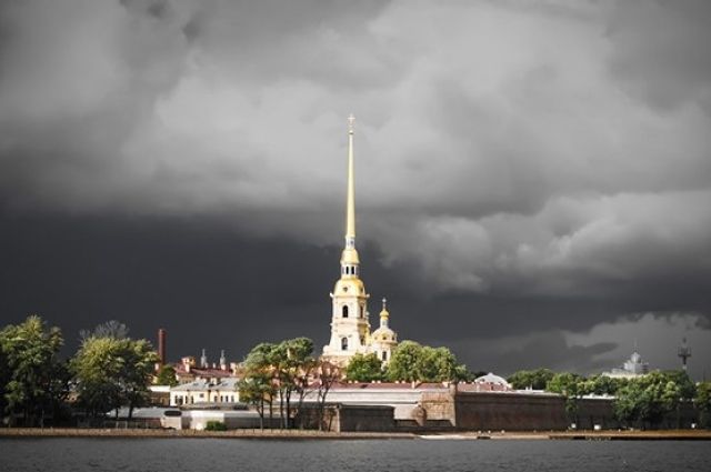 ​На смену аномальной жаре в Санкт-Петербург придут осадки и ветер
