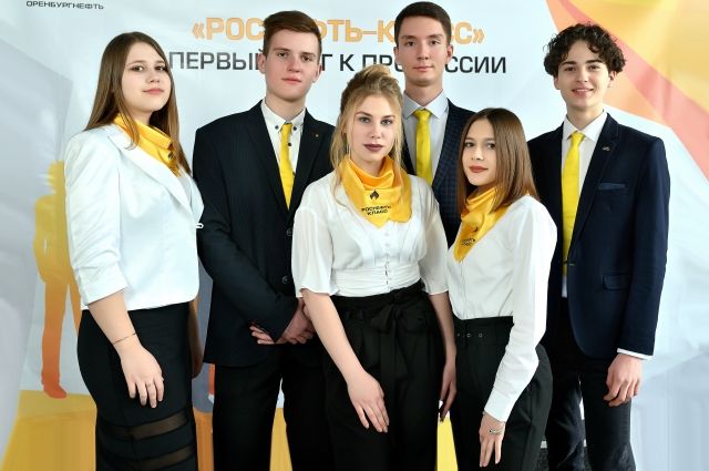 Почти 70 учащихся профильных «Роснефть-классов» в Бугуруслане, Бузулуке и Сорочинске  простились с родными школами.
