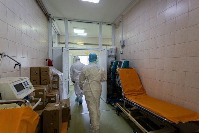 Сибирячка заявила о смерти сына от коронавируса из-за неисправного аппарата