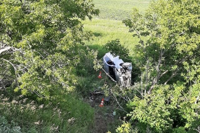 В Омске перевернулся автомобиль Dodge, пострадала пассажирка