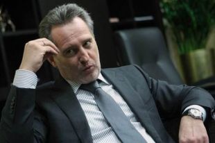 Зеленский подписал указ о санкциях к бизнесменам Фирташу и Фуксу