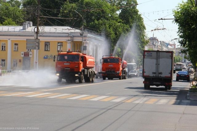 В Рязани поливомоечные машины охлаждают улицы