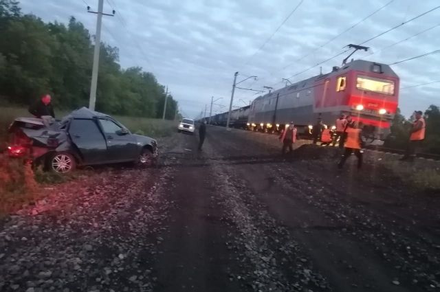 Ночью в Омской области водитель ВАЗа врезался в поезд