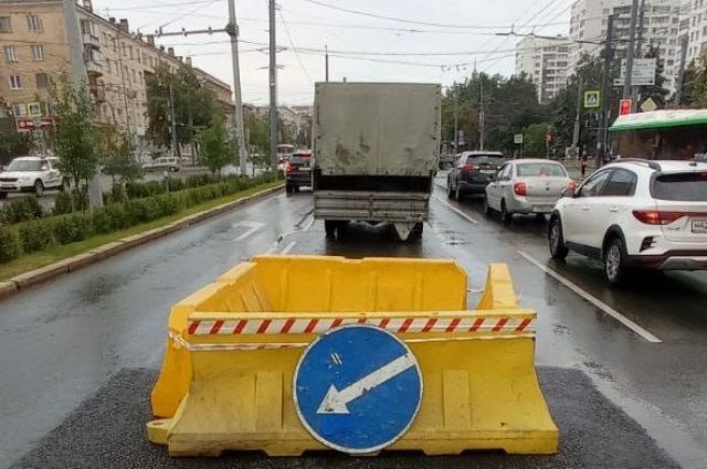 Из-за просевшего асфальта ограничили движение в центре Челябинска