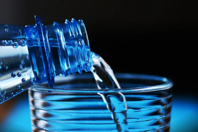 Махачкалинцам в жаркие дни будут раздавать бутилированную воду