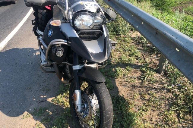 Под Самарой мотоциклист врезался в барьерное ограждение