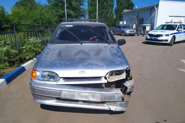 Житель Аткарска перепутал скорости и разбил угнанный ВАЗ
