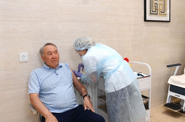 Назарбаев вакцинировался от коронавируса «Спутником V»