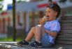 Мальчик ест мороженое в жаркую погоду