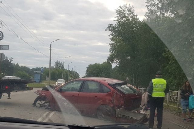 Автомобиль Ford Focus лишился колеса и двигателя в результате ДТП в Бердске