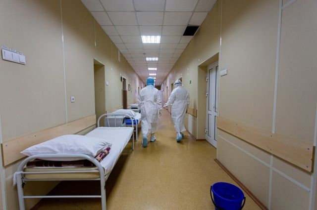 В Новосибирске пациенты с COVID-19 лежат на кушетках в коридорах больниц