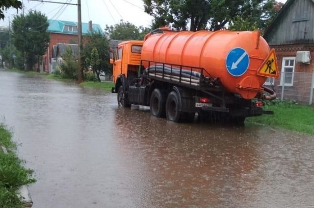 В Краснодаре начали откачивать воду на подтопленных улицах