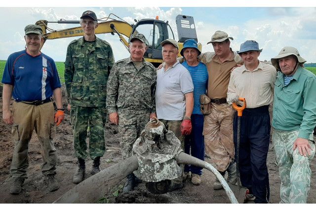 У села Казанка в Курской области раскопали части самолета времен войны