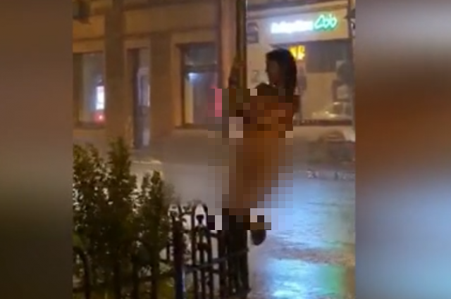 Голая девушка под ливнем станцевала вокруг дорожного знака в Петербурге