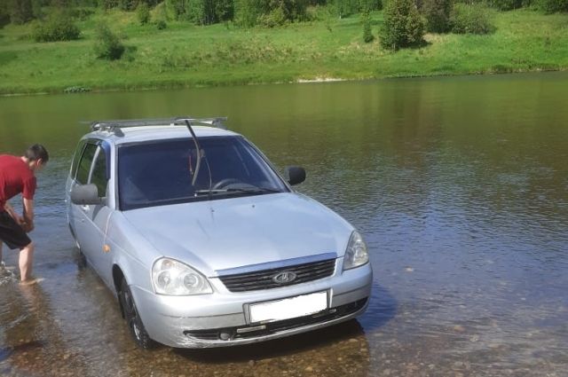 Хозяйку машины оштрафуют за мытьё её автомобиля в природном парке Прикамья