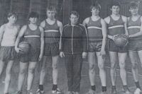 Владимир Дутов со своей баскетбольной командой.