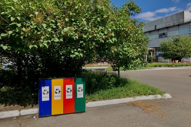 Практика раздельного сбора и вывоза на переработку твердых коммунальных отходов внедряется на КрАЗе поэтапно с 2018 года.