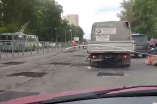 Ямы поджидают на каждой полосе. Особенно опасно встретиться с ними вечером, когда темно. Чтобы не остаться без колес, снижайте скорость и будьте внимательны.