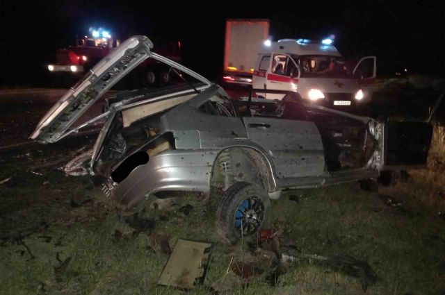 На саратовской трассе водитель ВАЗа погиб под фурой