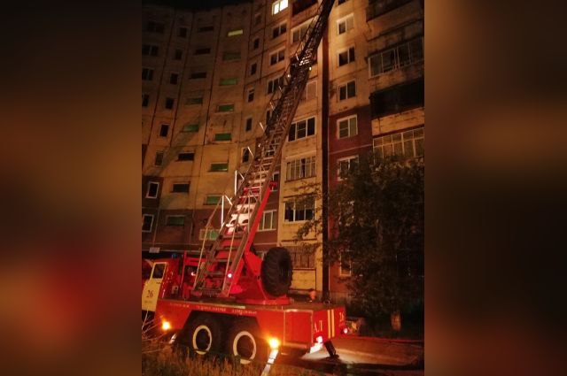 10 человек спасатели эвакуировали из горящей многоэтажки в Братске