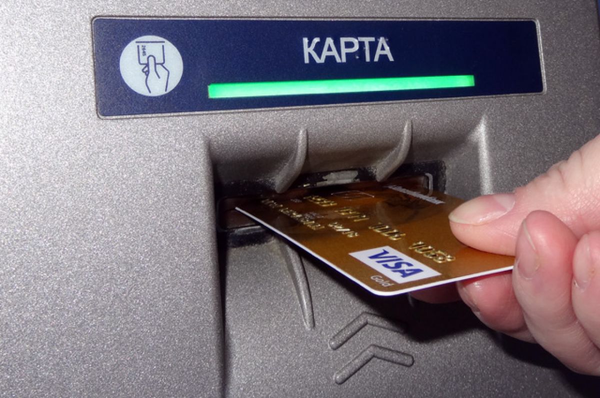 Фото как правильно вставить карту в банкомат