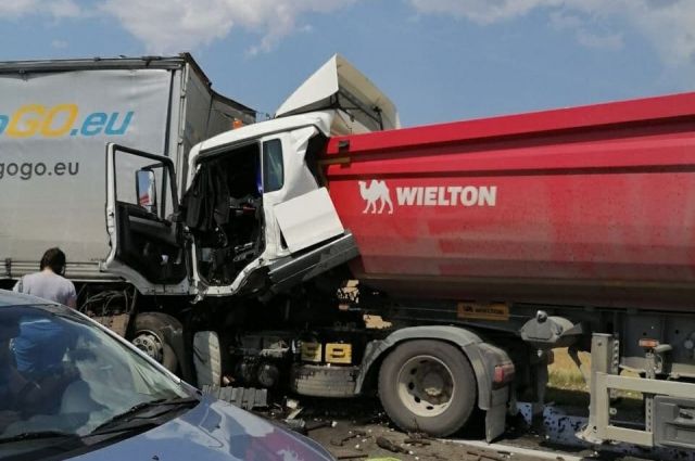 Водитель грузовика погиб в столкновении 4 авто на саратовской трассе