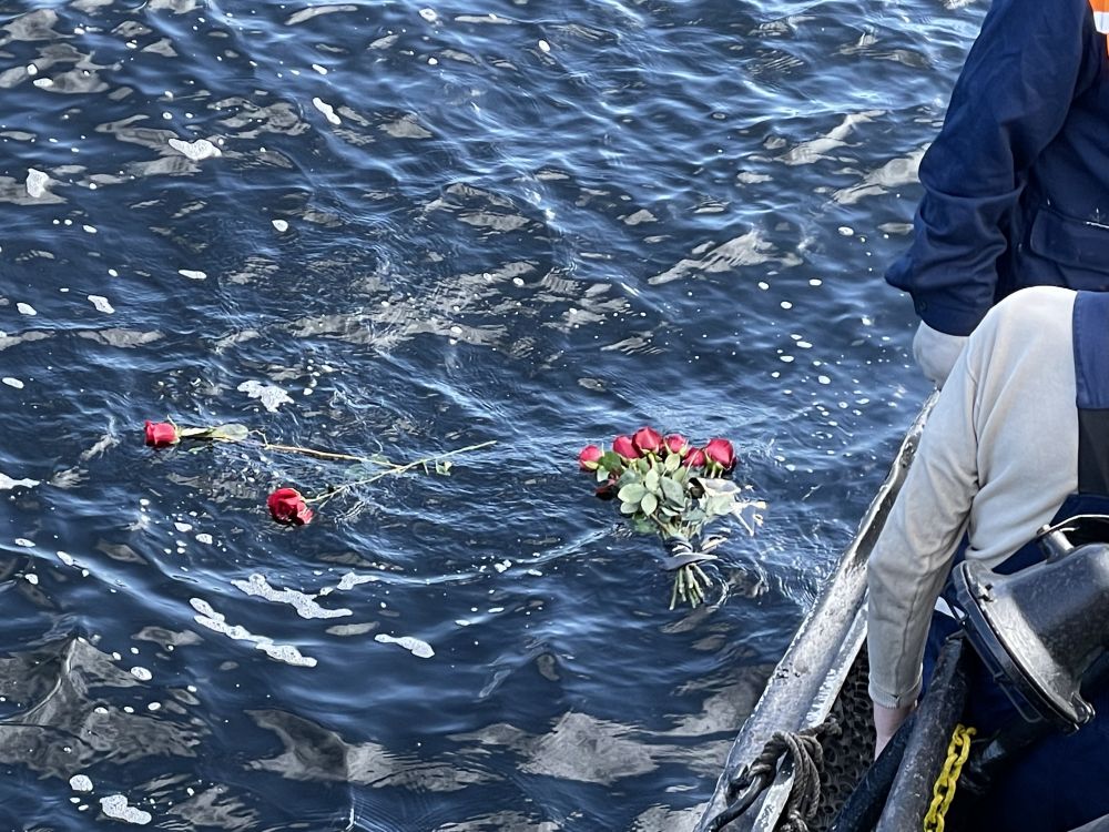У острова Кильдин на воду спустили венки и цветы.