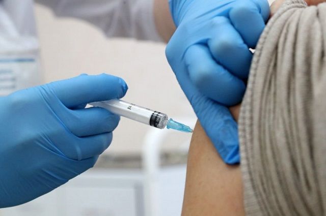 Обязательную вакцинацию от COVID ввели для ряда категорий псковичей
