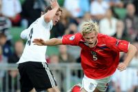 Ричард Стирман (Англия) (справа) против Бенедикта Хёведеса (Германия) в матче молодежного Евро-2009.