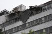 Обрушившаяся из-за сильного ветра во время дождя часть крыши здания на улице Правды