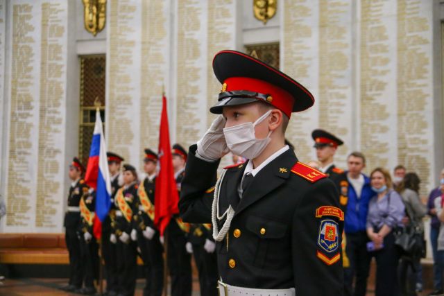 Церемония принесения клятвы учащимися кадетского класса столичной школы № 1794 в Центральном музее Великой Отечественной войны.