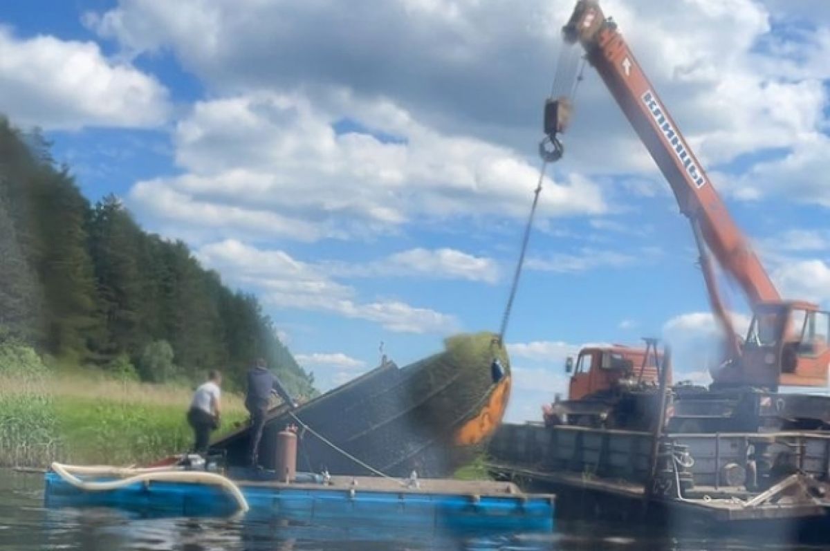 Огромную затопленную баржу подняли водолазы со дна озера в Тверской области  | АиФ Тверь