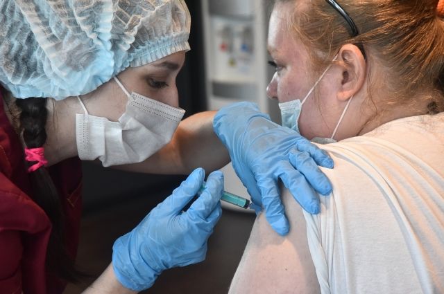 Почти 180 000 жителей Брянской области вакцинировались от COVID-19