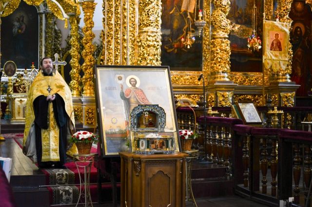 Ковчег с мощами Александра Невского перенесли в Успенский собор в Смоленске