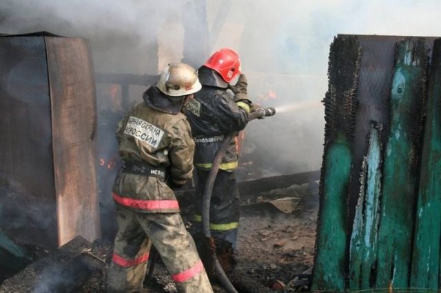 В Орске пожарные тушили двухэтажный многоквартирный нежилой дом