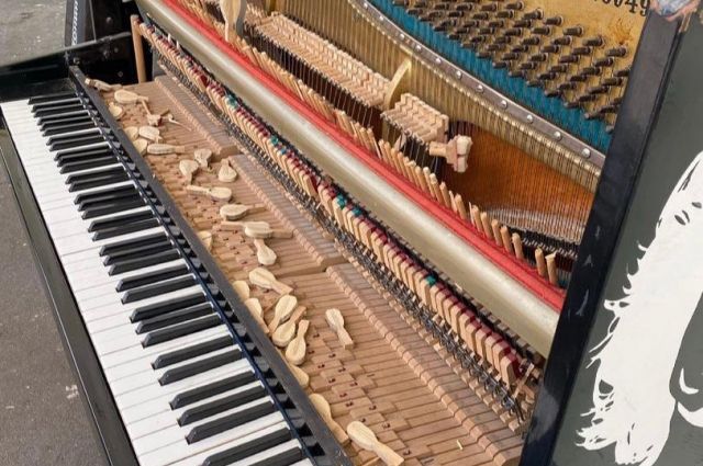 На набережной Хабаровска вандалы разбили уличное пианино