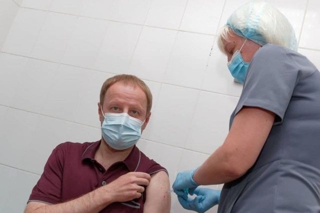 Губернатор Томенко работал с повышенной температурой после вакцинации