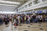 Туристы в аэропорту Антальи.