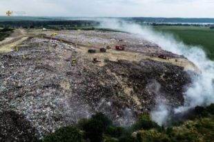 В Тернопольской области вторые сутки горит мусорная свалка.
