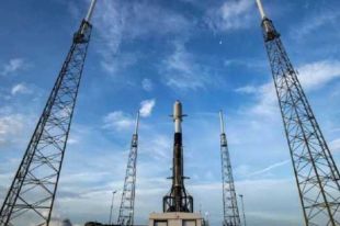 SpaceX отменила запуск ракеты с 88 спутников через самолет в небе.