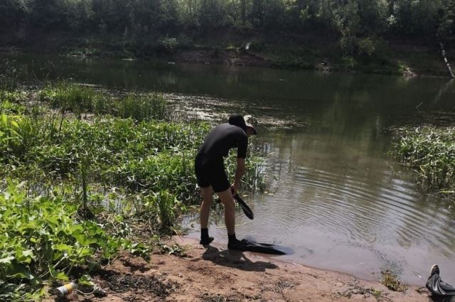 Водолазы работали на реке Сакмара. 