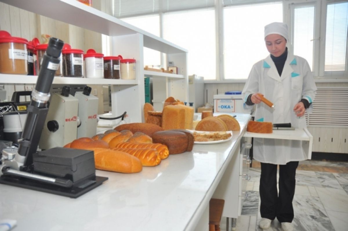 Санитарный контроль производства. Контроль качества хлеба. Хлебобулочные изделия в лаборатории. Технолог хлебобулочных изделий. Контроль качества хлеба и хлебобулочных изделий.