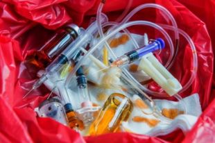 В Киевской области закроют 13 предприятий, работающих с медотходами.