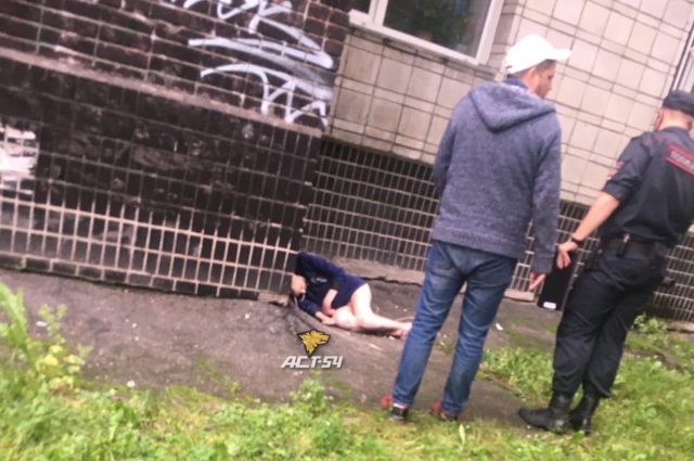 Мужчина выпал из окна в центре Новосибирска