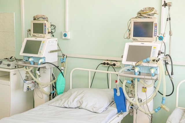 В псковских ковид-больницах начали разворачивать реанимационные койки