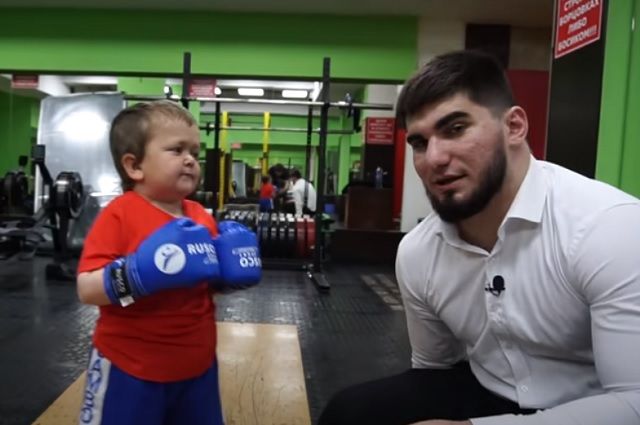 Чеченский блогер рассказал, сколько платит за ролики бойцу-карлику Хасбику