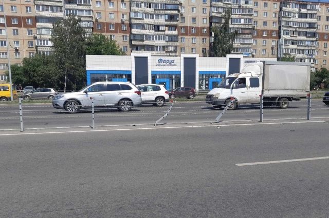 Автомобиль врезался в тросовое ограждение в Челябинске