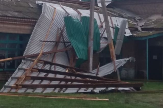 В Грачевском районе ветер срывал крыши домов.